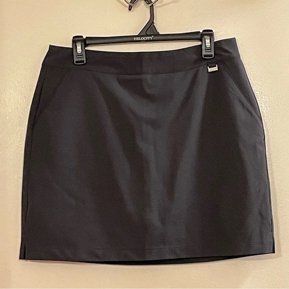 GREG NORMAN COLLECTION Essential Pull On Skort in Carbon - Picture 2 of 5